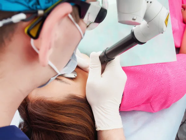 Mujer asiática paciente en procedimiento láser resurgiendo piel en medicina estética . — Foto de Stock