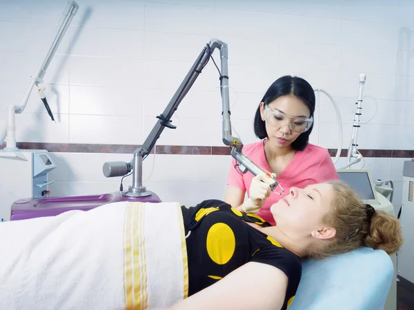 Unga asiatiska läkare kvinna att göra att patienten laser hud ytrenovering i estetisk medicin — Stockfoto