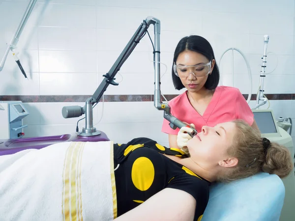 Giovane asiatico medico donna making a paziente laser pelle resurfacing in estetico medicina — Foto Stock