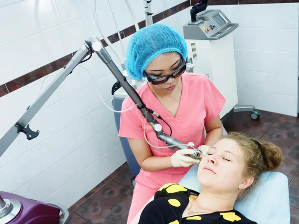 Молодая азиатская женщина врач делает пациенту лазерной кожи всплытие в эстетической медицине — стоковое фото