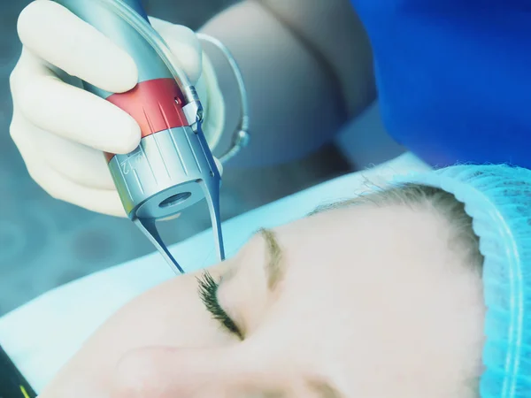 Белая женщина пациент на лазерной процедуре кожи всплывает в эстетической медицине . — стоковое фото