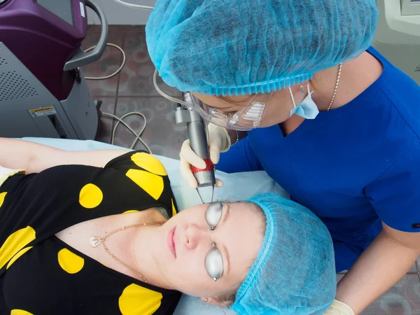 Giovane asiatico medico donna making a paziente laser pelle resurfacing in estetico medicina — Foto Stock