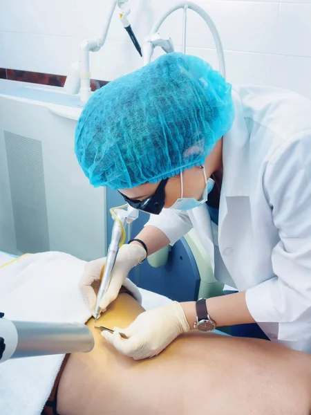 Tratamiento láser. Médico caucásico haciendo procedimiento extracción de nevo de piel a paciente mujer — Foto de Stock