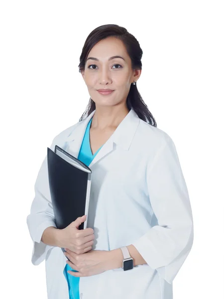 Portrét mladé asijské doktor izolovaných na bílém pozadí — Stock fotografie
