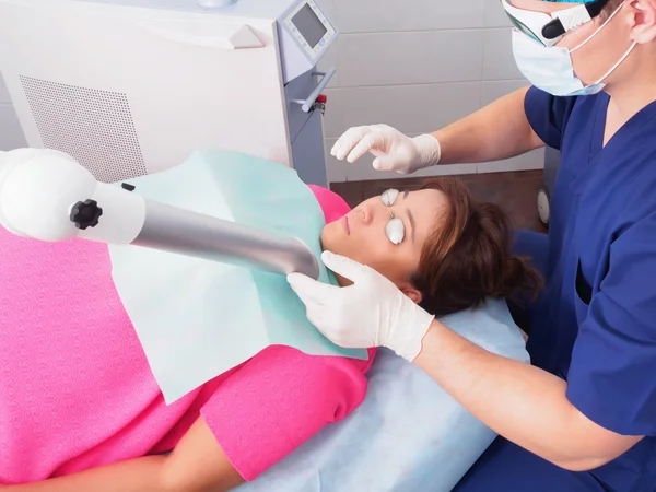 Unga läkare förbereda asiatisk kvinna patient för laser hud ytrenovering i estetisk medicin — Stockfoto