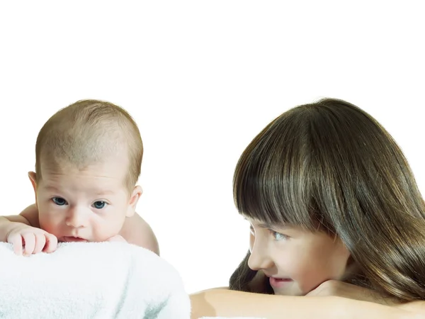 Blanc enfant soeur et bébé frère couché ensemble isolé — Photo