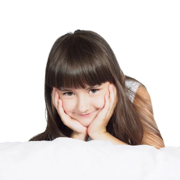 Portret van Kaukasische grappig meisje kind kind op het bed geïsoleerd — Stockfoto