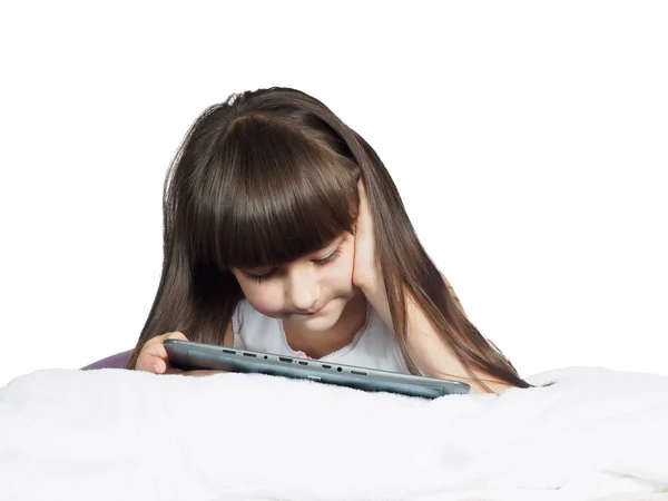 Enfant caucasien fille soeur couché sur le lit avec tablette pc isolé — Photo