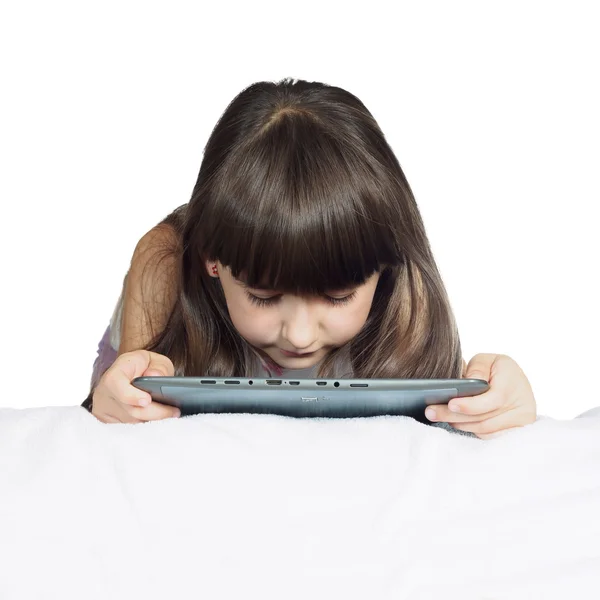 Enfant caucasien fille soeur couché sur le lit avec tablette pc isolé — Photo