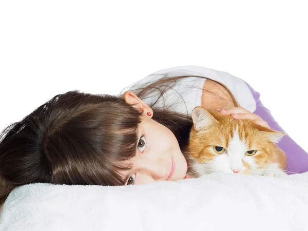 Retrato de cara divertida niña caucásica niña hermana con gato rojo aislado — Foto de Stock