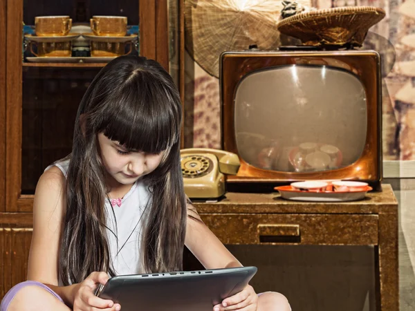 Enfant caucasien fille soeur dans la vieille maison avec tablette pc — Photo