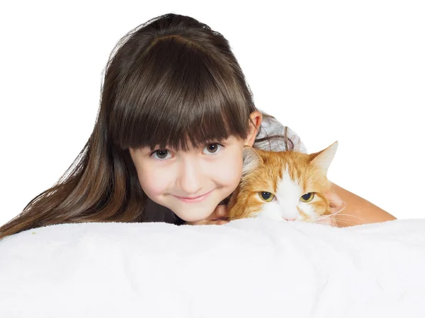 Porträt des Gesichts lustige kaukasische Kind Kind Mädchen Schwester mit roter Katze isoliert — Stockfoto