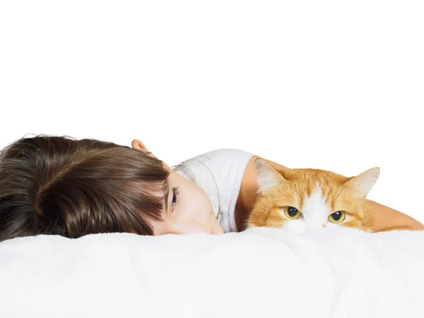 分離された赤い猫と顔面白い白人子妹少女の肖像画 — ストック写真