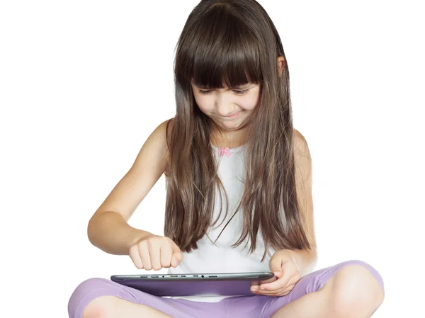 Caucasien en colère enfant enfant fille soeur assis sur le lit avec tablette pc isolé — Photo