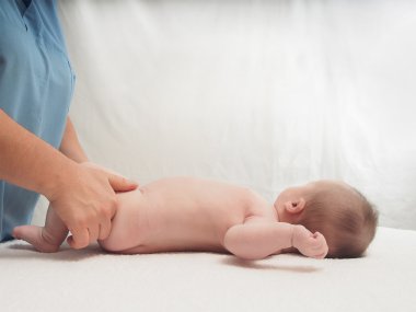 Doktor masaj küçük beyaz bebek çocuk bacak