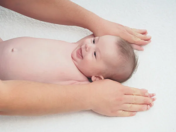 Médico massagem pequeno bebê caucasiano — Fotografia de Stock