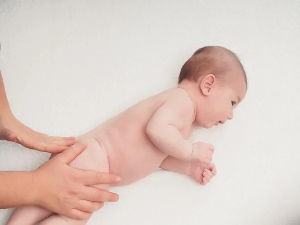 Médico masaje pequeño caucásico bebé — Foto de Stock