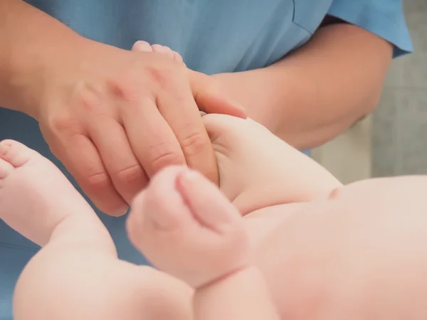 Läkare massage liten kaukasiska baby boy ben — Stockfoto