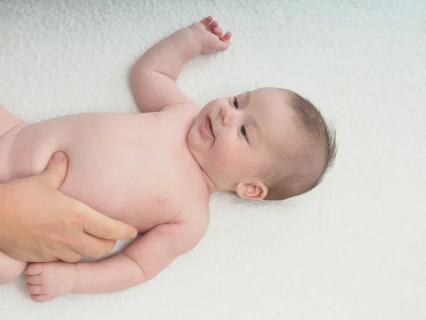Médico masaje pequeño caucásico bebé — Foto de Stock