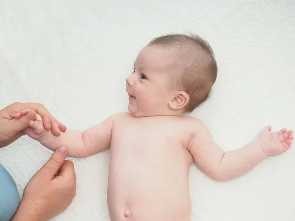 Doktor masaj küçük beyaz bebek el — Stok fotoğraf