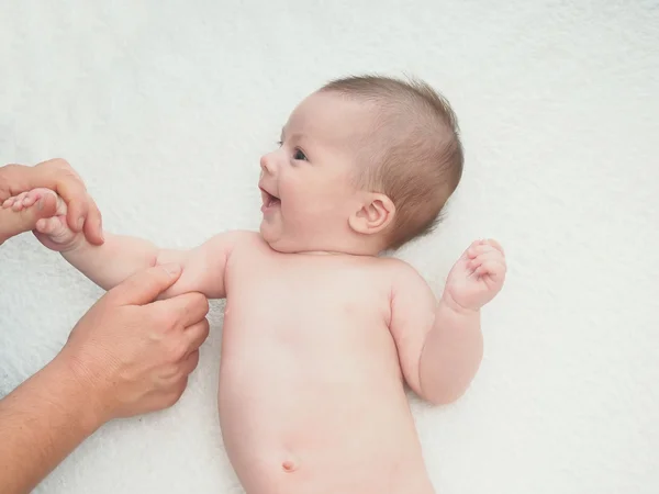 Médico massagem pequena mão do bebê caucasiano — Fotografia de Stock