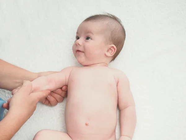 Médico masaje pequeño caucásico bebé mano — Foto de Stock