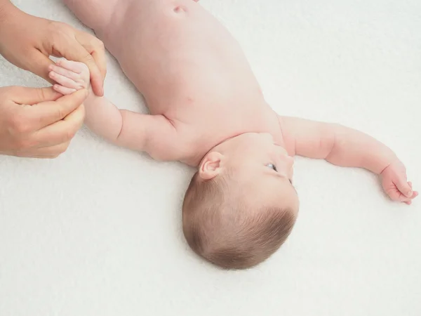 Arzt massiert kleine kaukasische Babyhand — Stockfoto