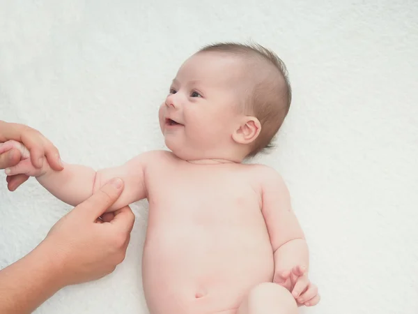 Läkare massage liten kaukasiska bebis hand — Stockfoto