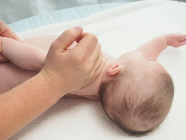 Doktor masaj küçük beyaz bebek — Stok fotoğraf