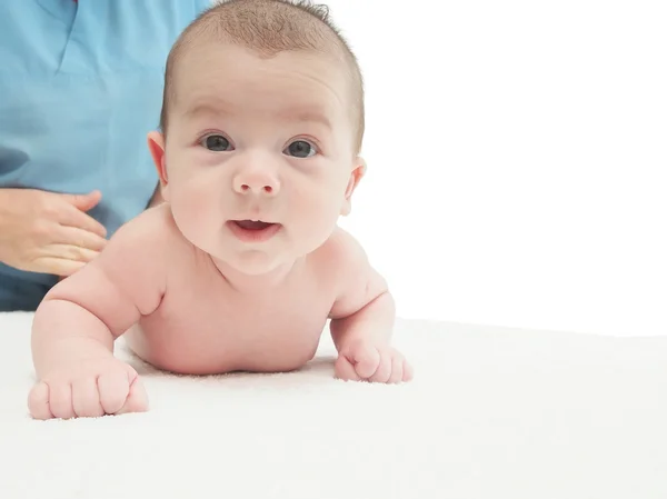 Dokter massage kleine Kaukasische baby geïsoleerd — Stockfoto