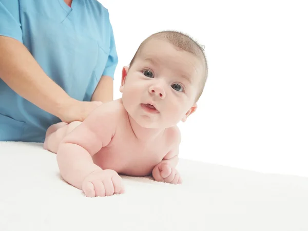 Dokter massage kleine Kaukasische baby geïsoleerd — Stockfoto