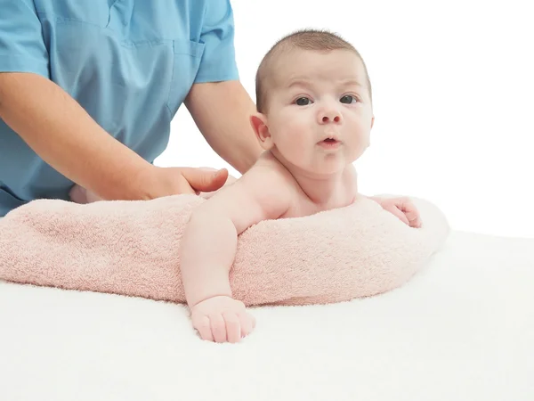 Médico massagem pequeno bebê caucasiano isolado — Fotografia de Stock