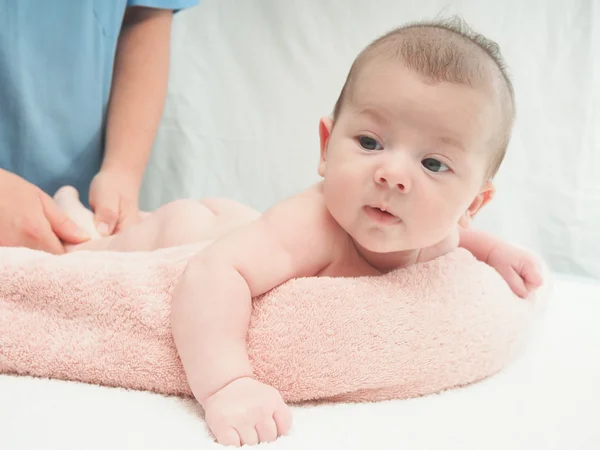 Médico massagem pequeno bebê caucasiano — Fotografia de Stock