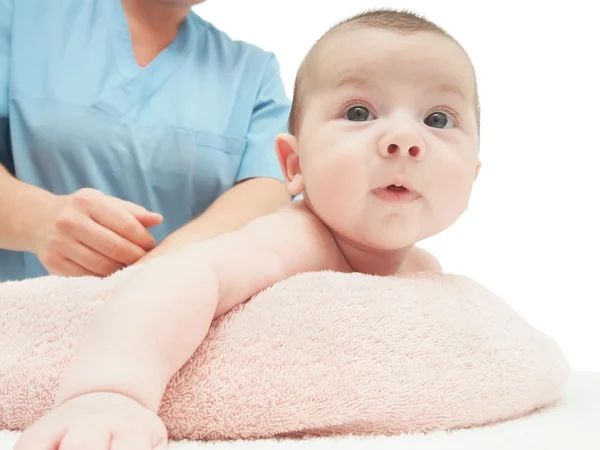 Dokter massage kleine Kaukasische baby geïsoleerd — Stockfoto