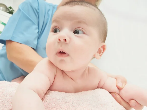 Doctor massage small caucasian baby — Stock Photo, Image