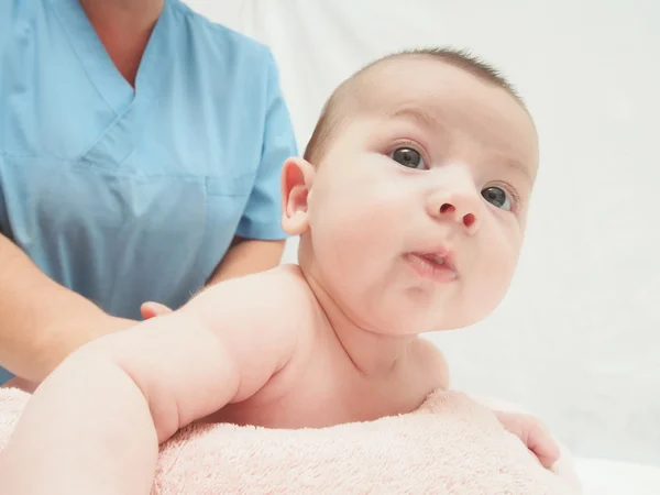 Arzt Massage kleine kaukasische Baby — Stockfoto
