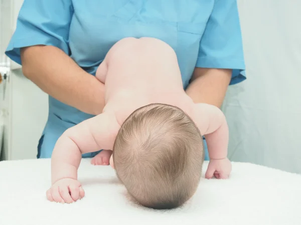 Läkare massage liten kaukasiska baby — Stockfoto