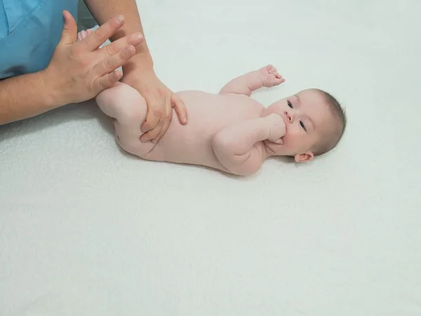 Médico massagem pequeno bebê caucasiano — Fotografia de Stock