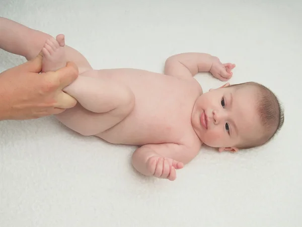 Médico massagem pequeno bebê caucasiano — Fotografia de Stock