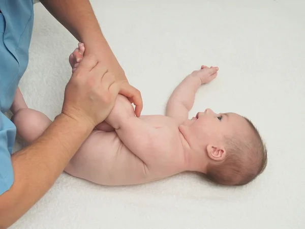 Médico massagem pequeno bebê caucasiano — Fotografia de Stock