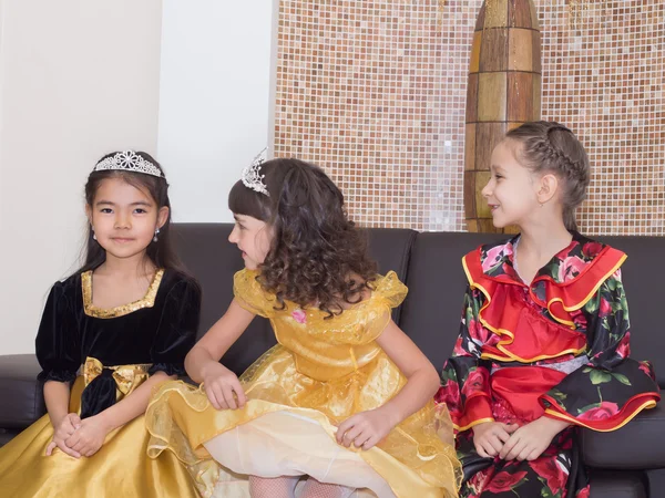 Kaukasiska och asiatiska barn flickor tillsammans på fira jul — Stockfoto