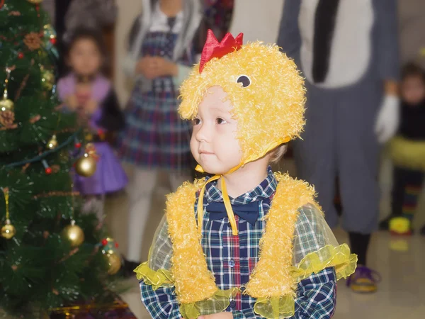 Kaukasiska barn pojke vid firande julen — Stockfoto