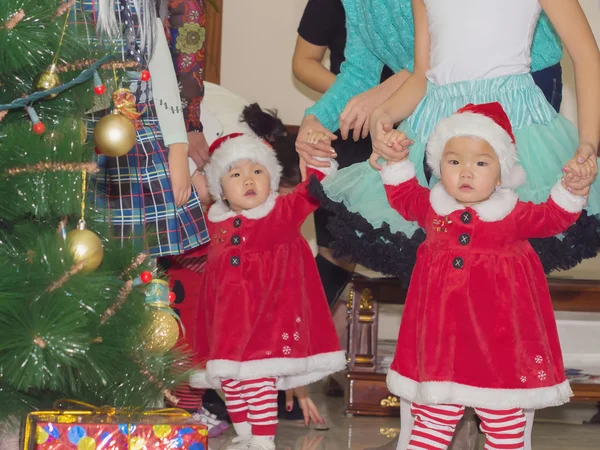 Aziatische kinderen baby meisjes tweeling samen bij viering Kerstmis — Stockfoto