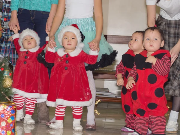 Aziatische kinderen baby meisjes tweeling samen bij viering Kerstmis — Stockfoto