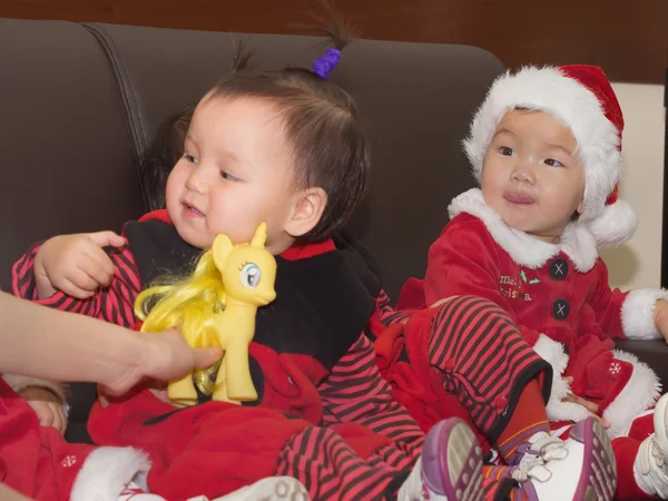 Asiatiska barn födda flickor tillsammans vid firande julen — Stockfoto