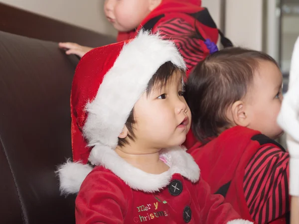 Asyalı çocuk bebekler kızlar beraber kutlama Noel — Stok fotoğraf