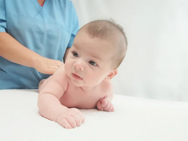 Arzt Massage kleine kaukasische Baby lizenzfreie Stockfotos