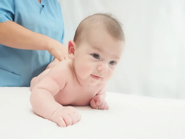 Läkare massage liten kaukasiska baby Stockbild