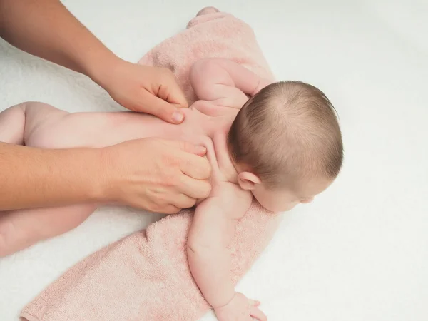 Läkare massage liten kaukasiska baby tillbaka Stockbild