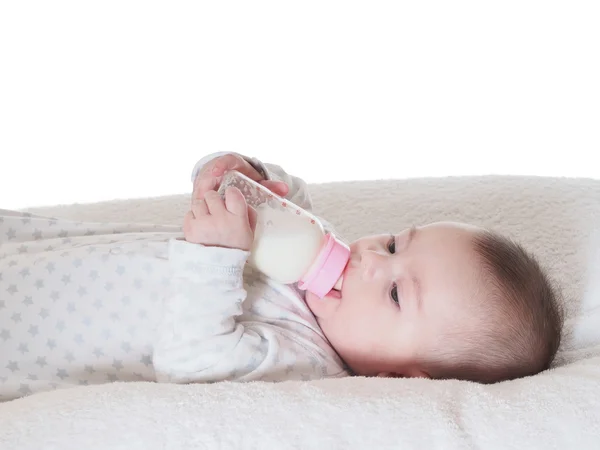 Bébé garçon boire du lait du biberon isolé — Photo